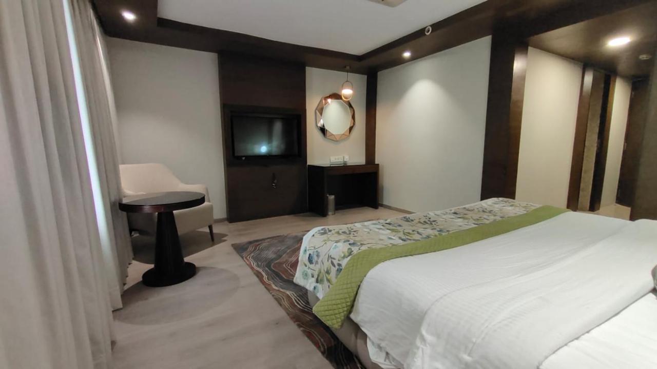 Royal Orchid Central Grazia, Navi Mumbai Exteriör bild