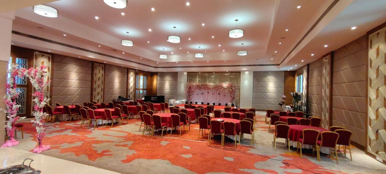 Royal Orchid Central Grazia, Navi Mumbai Exteriör bild