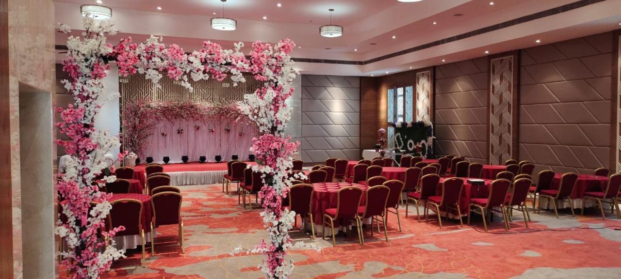 Royal Orchid Central Grazia, Navi Mumbai Exteriör bild