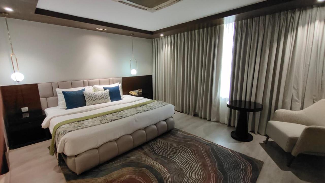 Royal Orchid Central Grazia, Navi Mumbai Exteriör bild